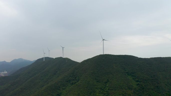 山上的风力发电机组