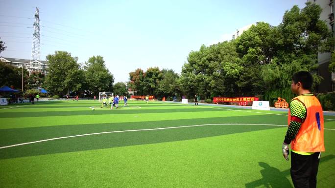 足球场校园足球踢球中小学生足球比赛运动
