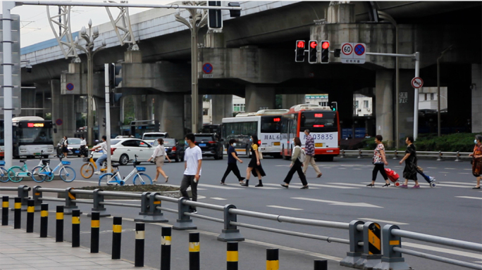 实拍街道人流车流等车路人红绿灯上下班公交