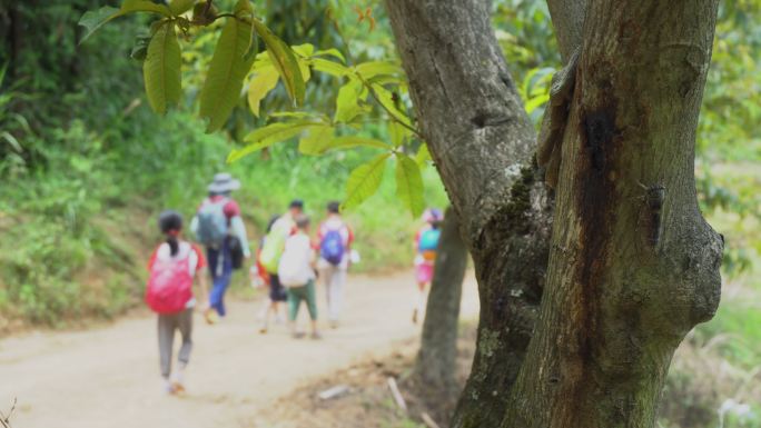 学生行走在山区的山路上