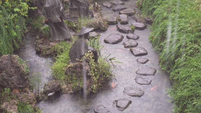 暴雨中的花园池塘