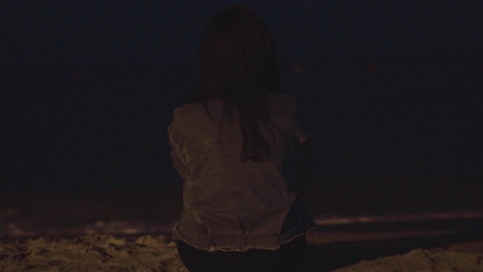 海边夜晚女孩看风景