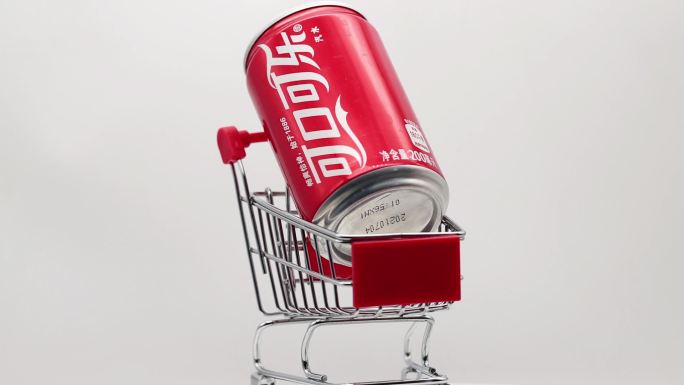 购物车里一瓶可口可乐饮料易拉罐