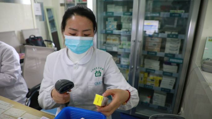 社区医院医生给小朋友接种疫苗接种疫苗