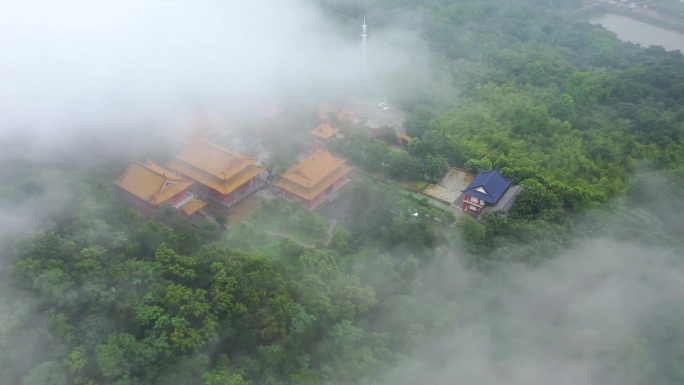 晨雾中的灵岩禅寺