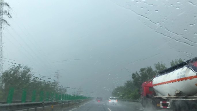 大雨行驶在高速路上雨刷器奔走