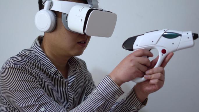 用蓝牙手柄体验VR虚拟现实游戏视频素材