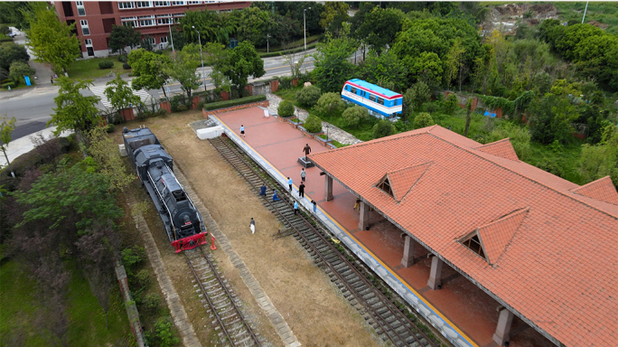 4K航拍西南交通大学犀浦校区高校校门高铁