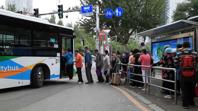 排队乘公交车、排队上车、文明乘车