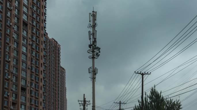 阴雨中的通讯基站塔和楼