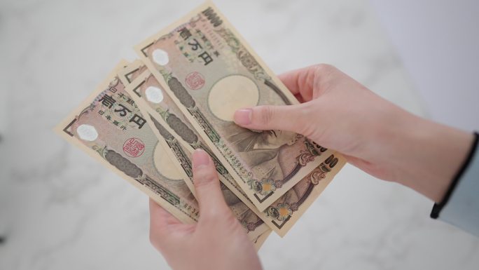 人物数钱日元纸币