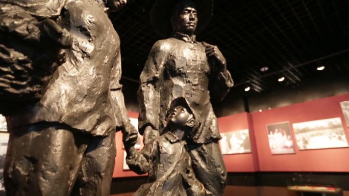 抗战胜利中国夫妇收养日本遗孤雕像