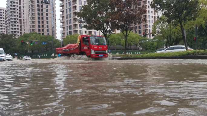 道路积水车辆涉水前行