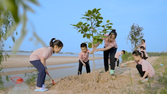 幼儿园学生老师黄河边植树捡垃圾保护环境