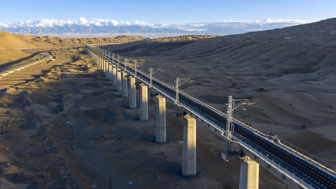 中国高铁在沙漠荒野