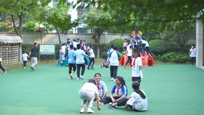 小学生课间休息玩耍