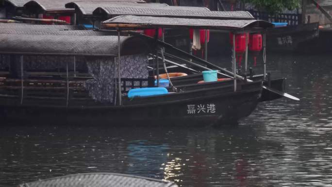 浙江西塘古镇下雨天摇橹划船4K视频