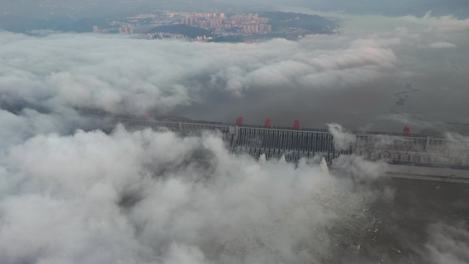 三峡大坝开启4个泄洪孔泄洪