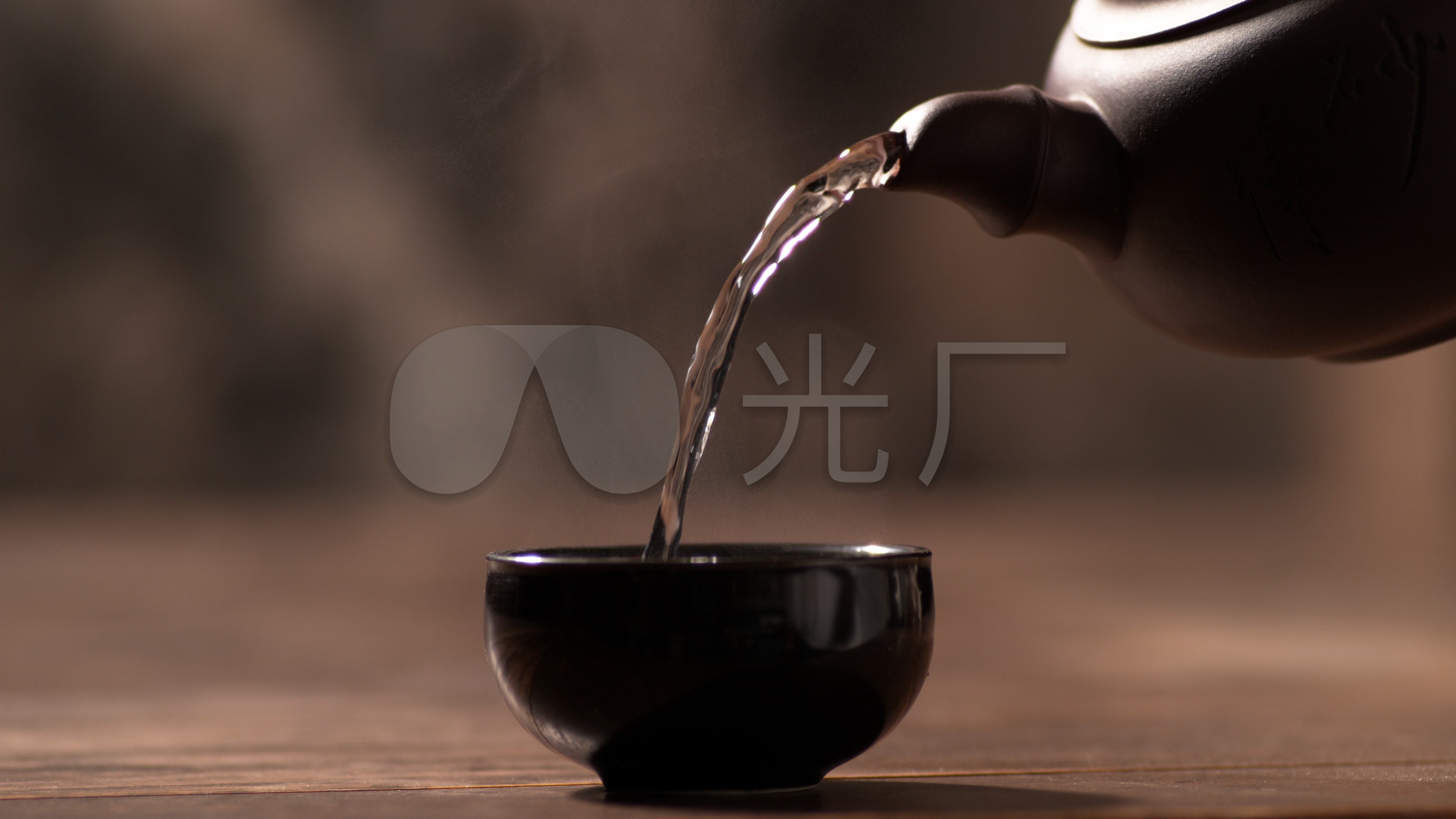 从杯子茶饮料溅出的茶水-欧莱凯设计网