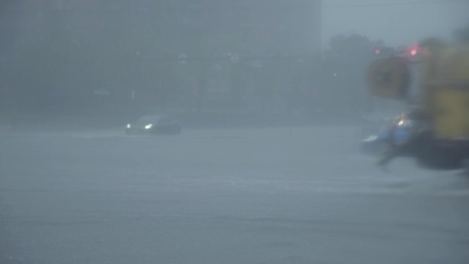 大雨中城市路面积水车流