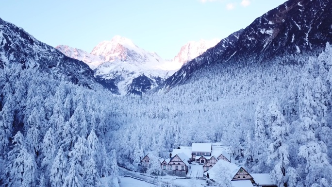 贡嘎山海螺沟雪山森林雪景木屋日出风光空镜