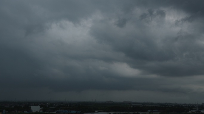 暴雨来临前的黑云