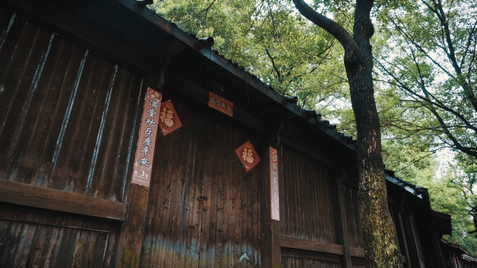 破旧老屋、屋檐雨滴