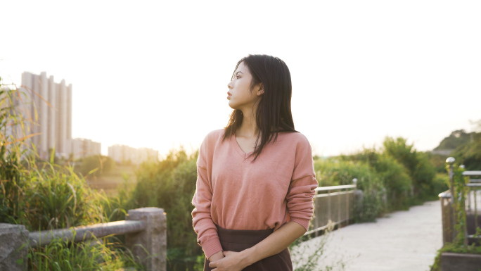 夕阳光芒美女气质