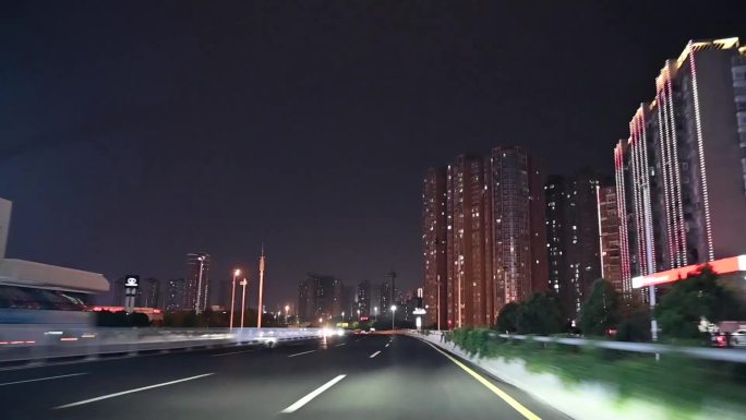 夜晚开车视角城市街景夜景