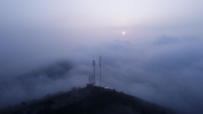 云雾中的信号塔