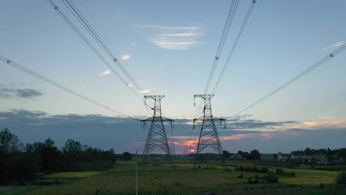 夕阳下的超高压电网