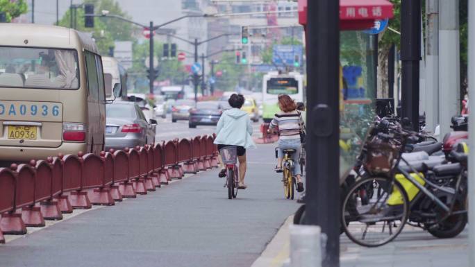 马路上骑自行车的女人背景