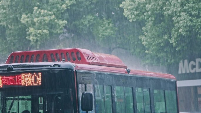 实拍 公交下雨时