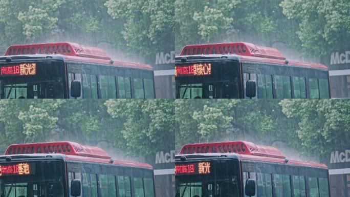 实拍 公交下雨时