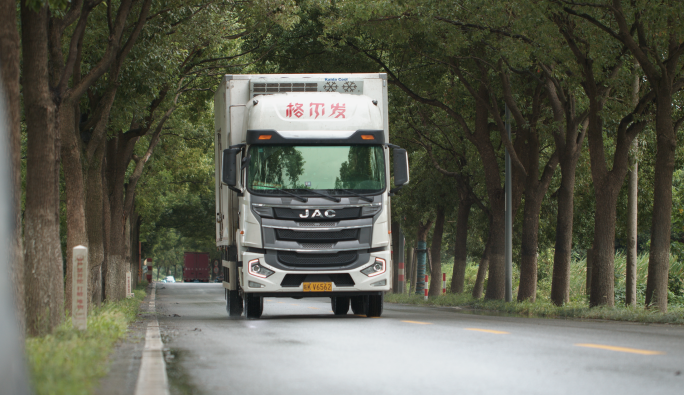 乡村道路上的货车