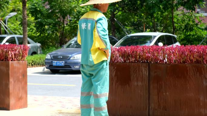 冲洗路面浇灌绿植  打造洁净园林景观03