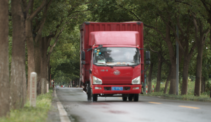 乡村道路上的红色货车