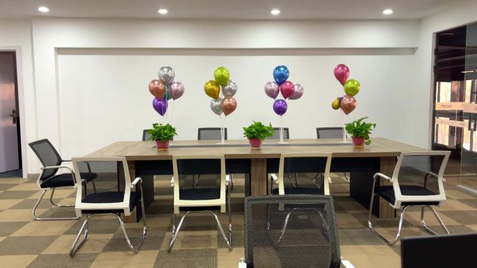气球装饰小型会议室