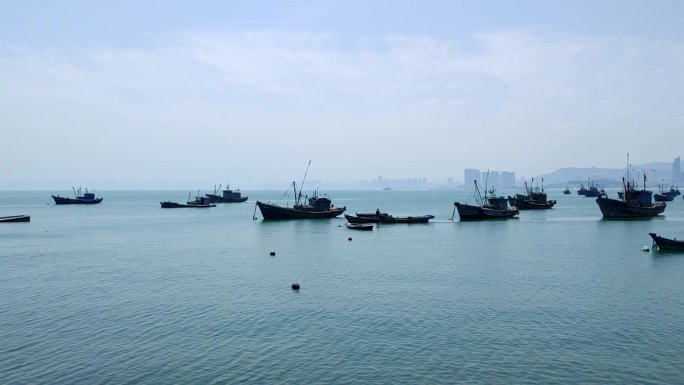 宁静港湾渔船海岛黄昏