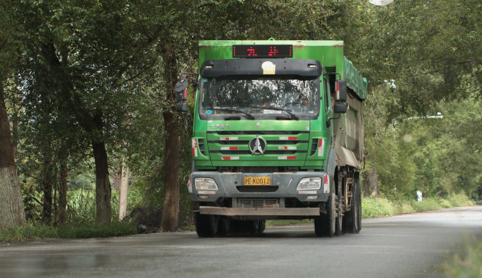 道路上行驶中的渣土车