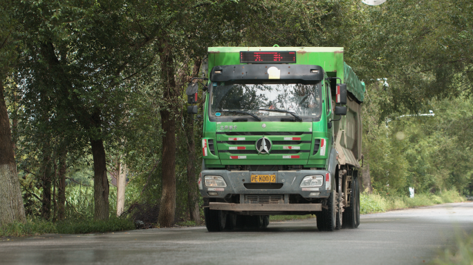 道路上行驶中的渣土车