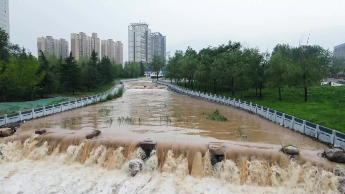 暴雨袭击河道涨水 河道水流上涨