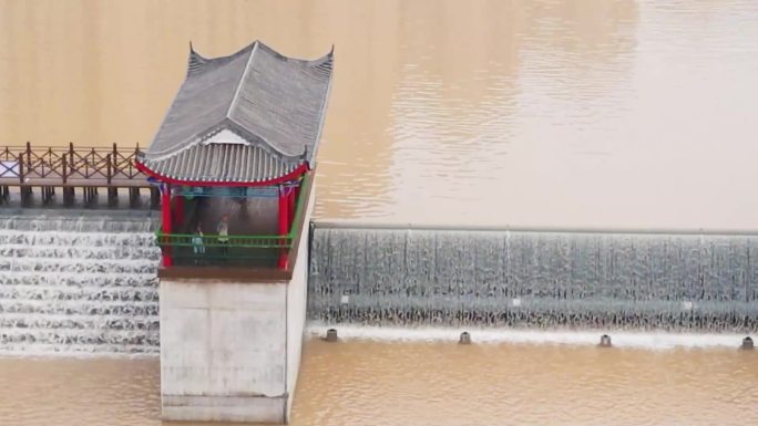 城市河流治理 暴雨中开闸泄洪