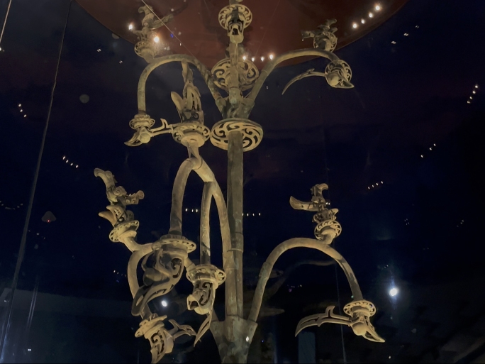 神秘的三星堆博物馆出土文物青铜大神树