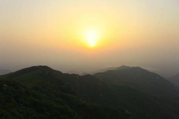 山上太阳落山延时拍摄