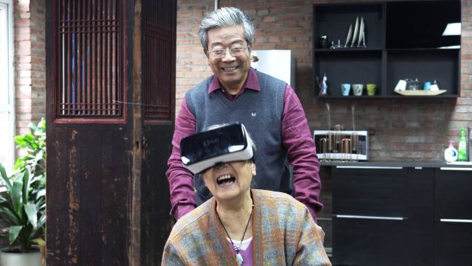 老年人戴VR眼镜
