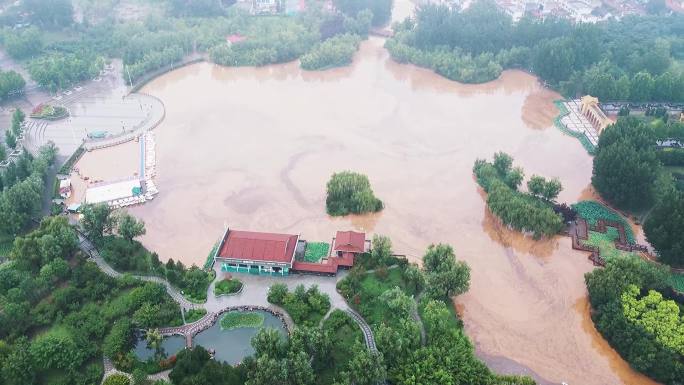 航拍：暴雨袭击河南 河流上涨 小桥被淹没