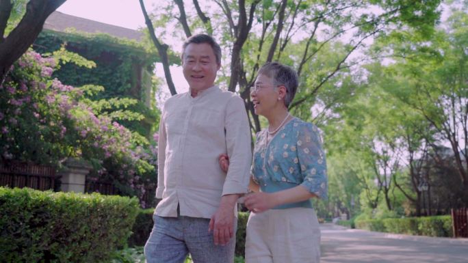 幸福的老年夫妇在小区内散步