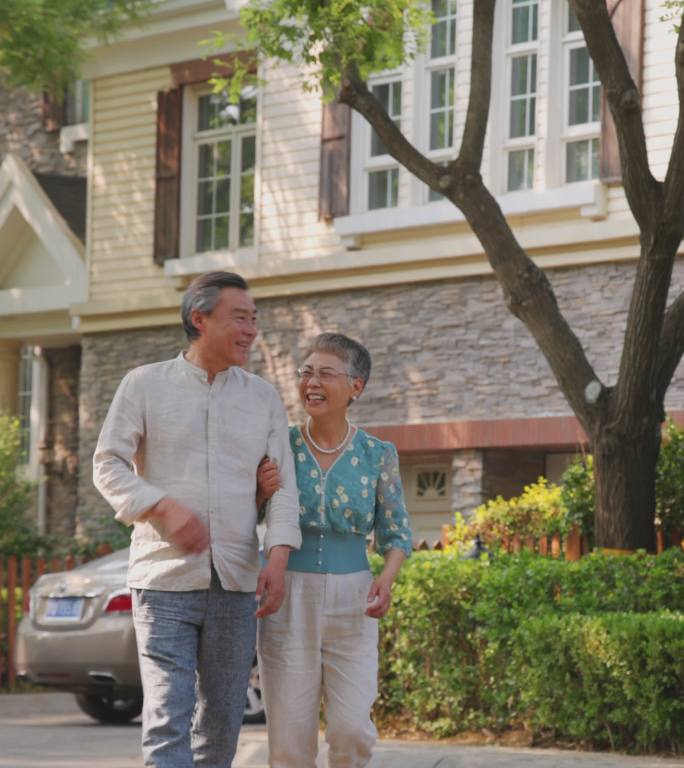 幸福的老年夫妇在小区内散步