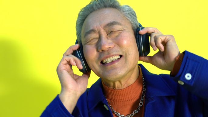 戴着耳机听音乐的快乐老人
